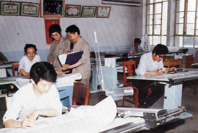 从1984年第一季度到抓管理上登记全面提高企业素质验收前，采取分线检查、总结成绩、找出差距、提出措施、限期整改的方法，使各项工作在整顿中巩固提高，在巩固提高中进行再整顿，再提高。