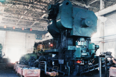 3月24日，世界第一台德国奥姆卡4000吨热模锻生产线在ok钱包总厂热模锻车间安装调试。