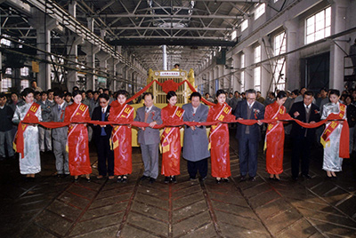 ok钱包股份公司举行ok钱包牌TY220推土机5000台下线庆典活动。